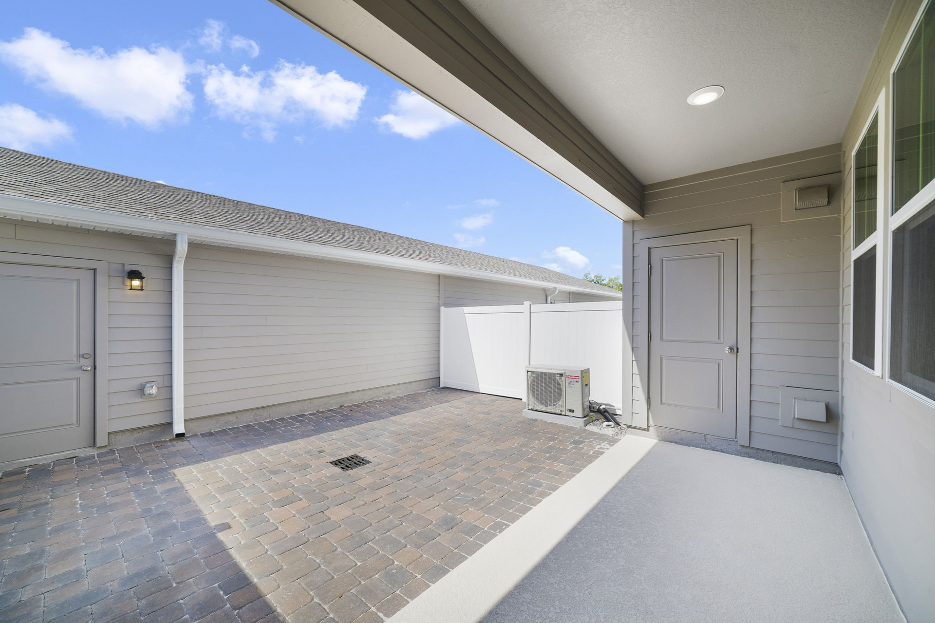covered patio and courtyard