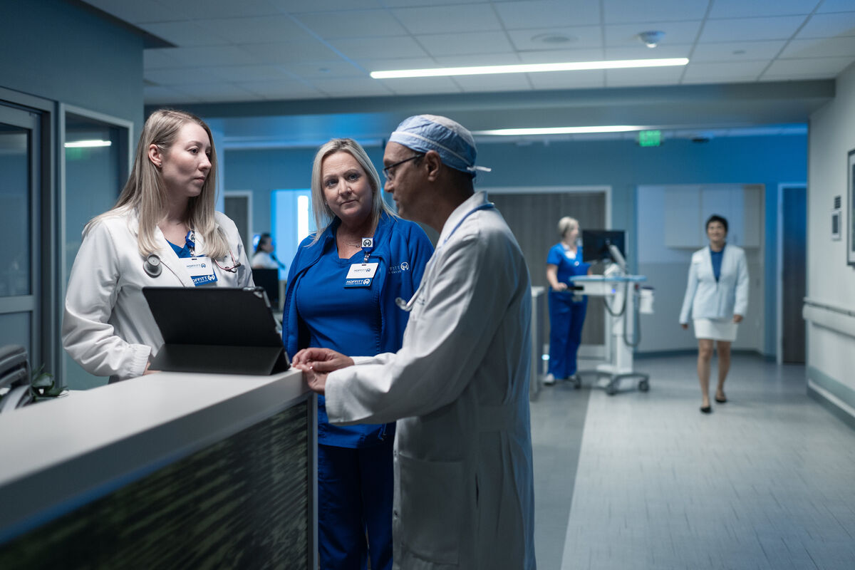 Dr. Amod Sarnaik collaborates with nursing team