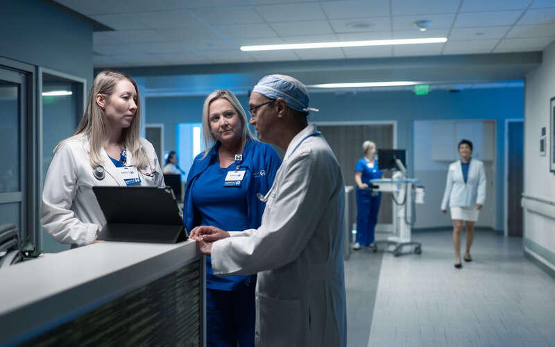 Dr. Amod Sarnaik collaborates with nursing team