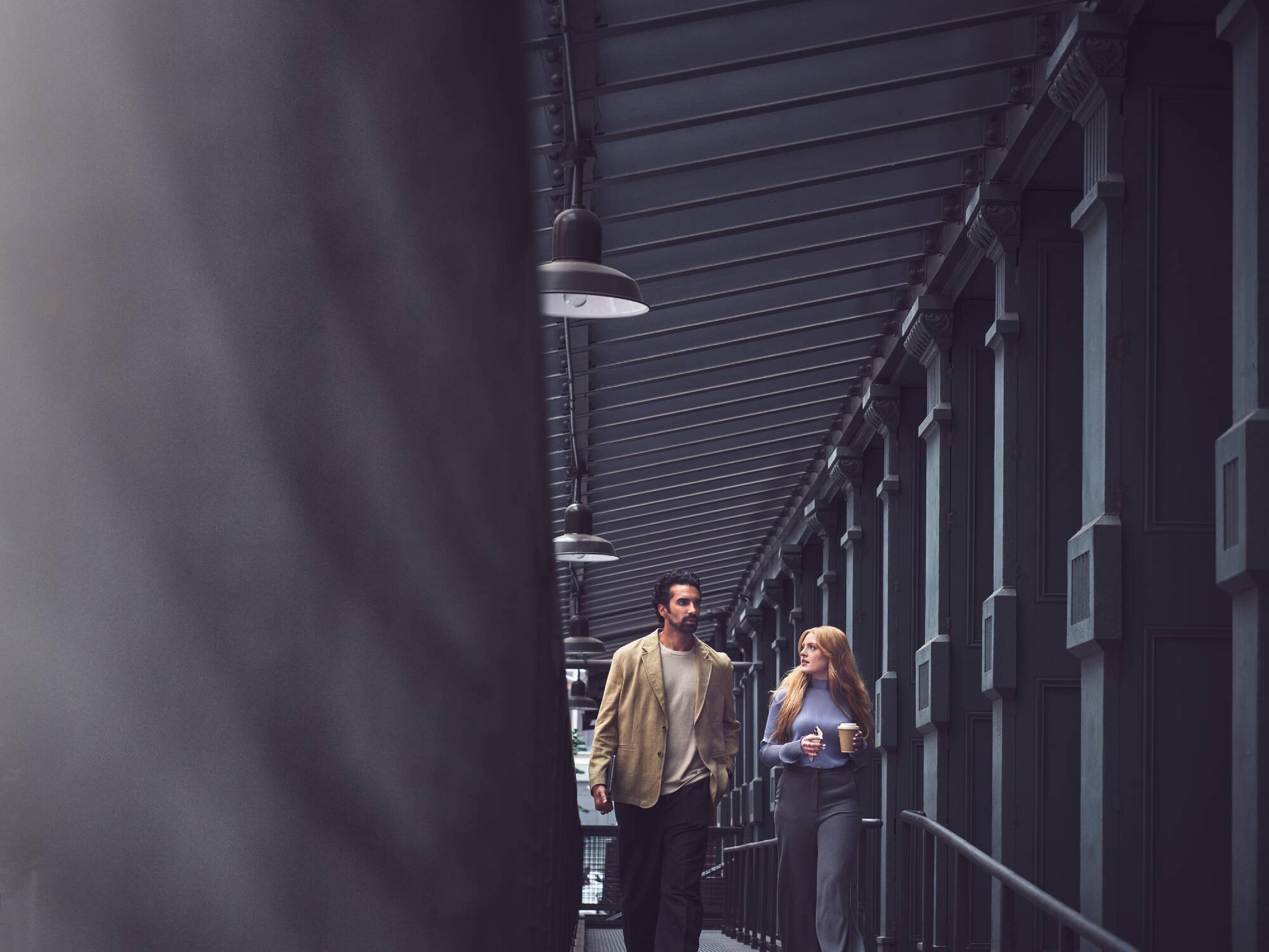 Man och kvinna går i en stad.