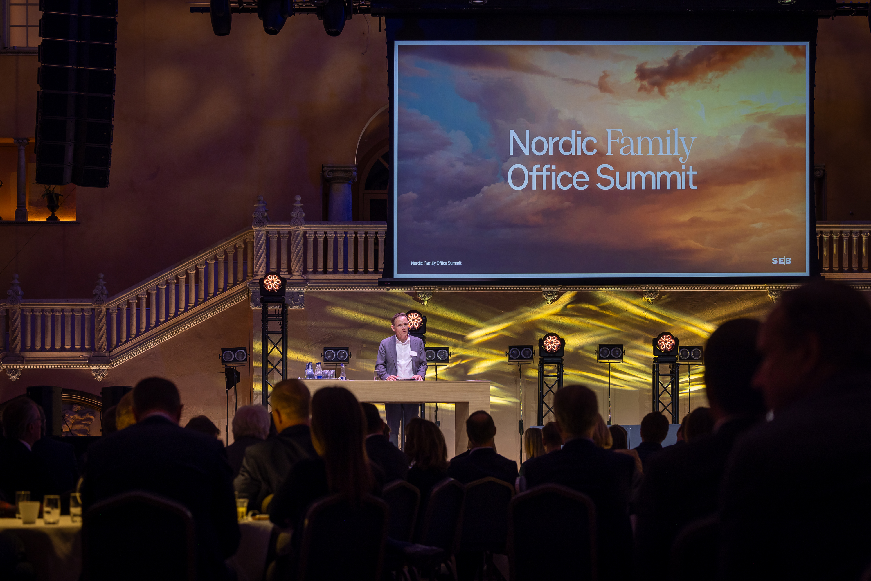 Ein Mann steht auf einer Bühne