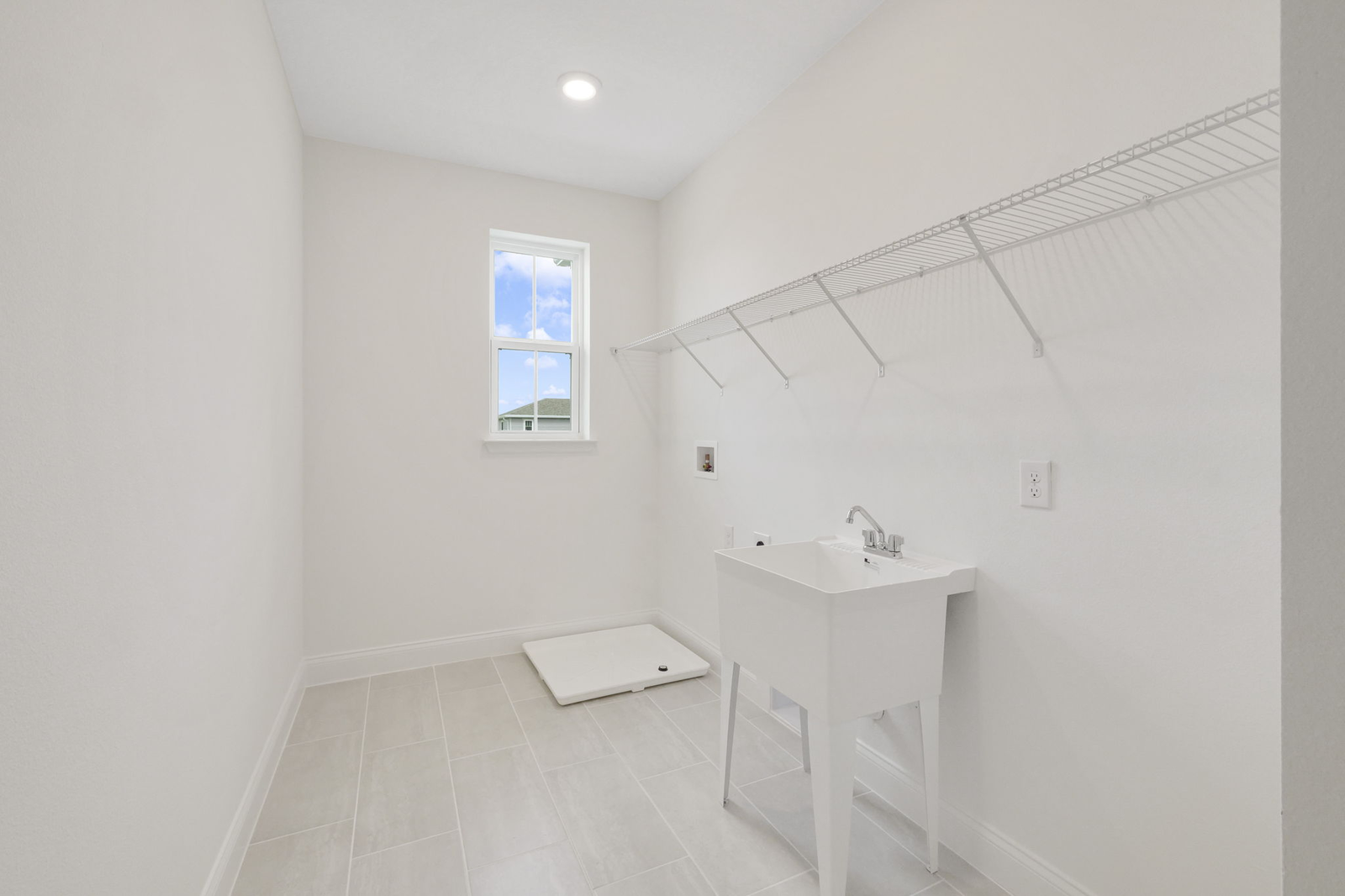  room with oversized sink and single window