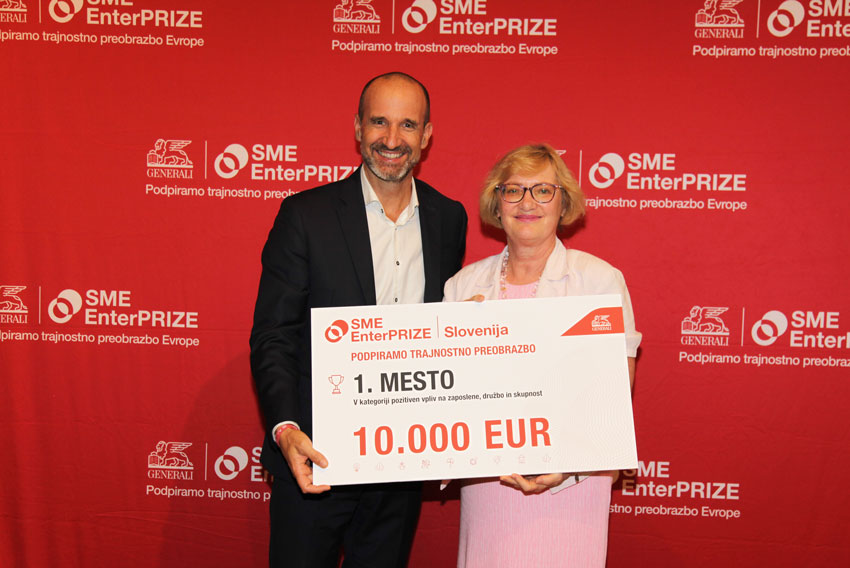 Predaja nagrade na razglasitvi zmagovalcev natečaja SME EnterPRIZE 2023