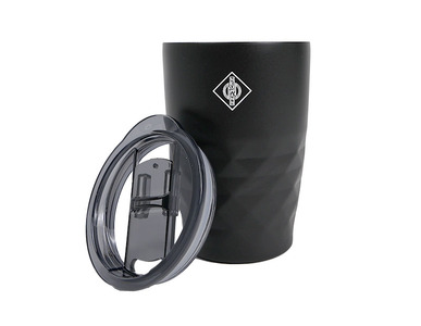 Neumann.Berlin Merchandise: Neumann-Logo-Detail auf schwarzem Thermobecher Vorderansicht
