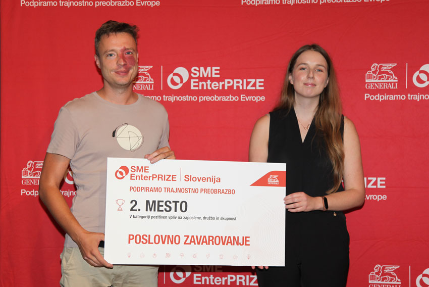 Predstavnika prodajalne Rifuzl na razglasitvi nagrajencev natečaja SME EnterPRIZE