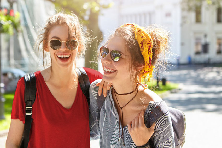 Mladenki uživata življenje s sklenjenim življenjskim zavarovanjem.