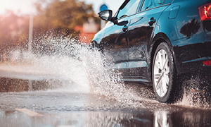 Toča pogosto poškoduje avtomobile, zato je zaščita avta proti toči pomembna.