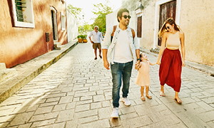 Mlad par z nekajletno hčerko na družinskih počitnicah v eksotičnem mestu.