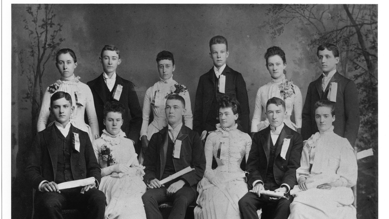 Michael McGivney na zdjęciu z kolegami i koleżankami z klasy