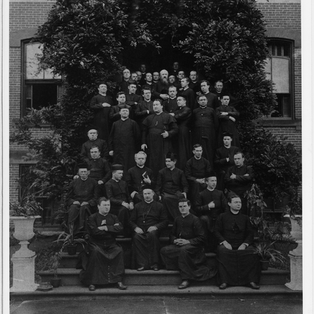 Młody Michael McGivney na zdjęciu z innymi seminarzystami