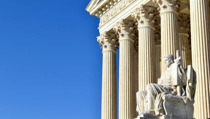 Government structure featuring columns and a statue