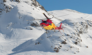 Stroški helikopterskega reševanja v tujini so lahko presenetljivo visoki. Poskrbite, da bo vaša zimska sezona brez skrbi.