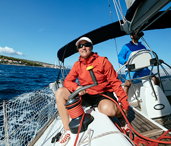 Ženska uživa v čarih in pasteh jadranja.