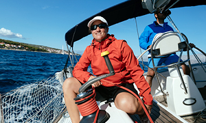 Ženska uživa v čarih in pasteh jadranja.