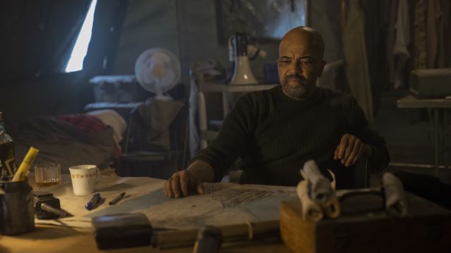 jeffrey wright as Isaac, WLF leader, making battle plans.jpg