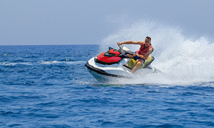 Poletni užitki za ljubitelje adrenalina se skrivajo v vožnji z vodnim skuterjem.