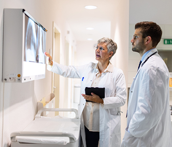 Medicinska razprava o pacientovih izvidih in načinih zdravljenja.