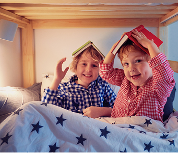 Dečka uživata v igrivem otroštvu, medtem ko so starši poskrbeli za njuno finančno varnost.