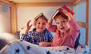 Dečka uživata v igrivem otroštvu, medtem ko so starši poskrbeli za njuno finančno varnost.