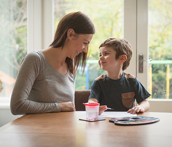 Mama in sin med zaupnim pogovorom za mizo
