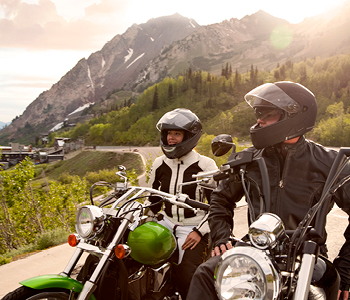 Dva motorista v temnih opravah sta se podala na izlet z motorjem.