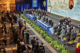 Knights of Columbus leaders and guests pray for the canonization of the Order’s founder, Blessed Michael McGivney, at the conclusion of the convention’s opening business session Aug. 6. (Photo by Tamino Petelinšek)