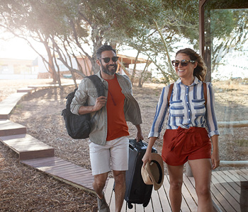 Par na sliki je z nahrbtniki prispel v počitniško hišico v naravi