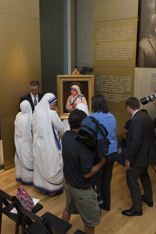 Supreme Knight Patrick Kelly greets religious sisters from the Missionaries of Charity after an event honoring Mother Teresa of Calcutta