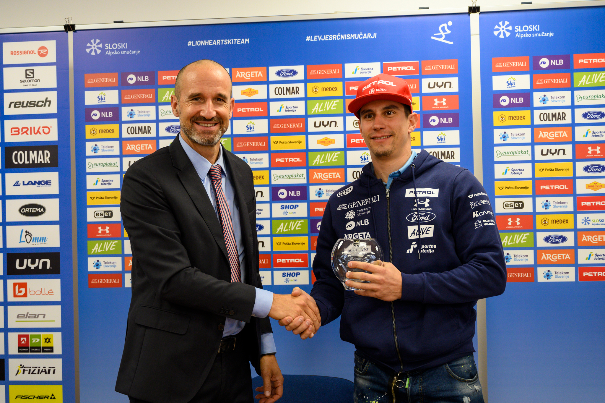 Član uprave zavarovalnice Generali Mitja Feri je ob podpisu pogodbe Žanu Kranjcu izročil nagrado za levjesrčnega smučarja lanske sezone