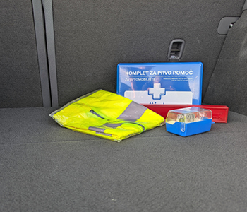 Obvezna oprema v avtu vključuje varnostni trikotnik, komplet rezervnih žarnic, prvo pomoč in odsevni jopič.
