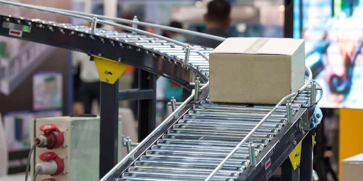 Cardboard package on threadmill 
