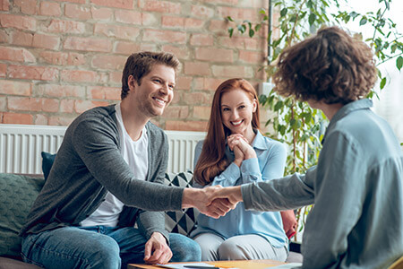 agent with shaking hand with client