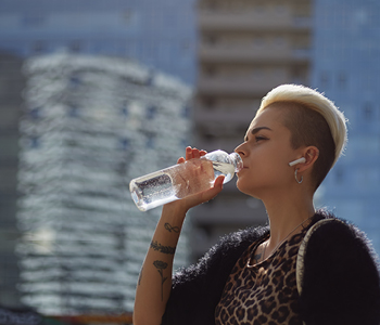 Na dopust vzemite steklenico za vodo, da boste imeli čisto vodo vedno pri sebi.