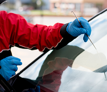 Počeno vetrobransko steklo lahko popravite doma ali pa popravilo zaupate strokovnjakom.