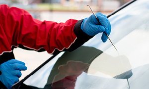 Počeno vetrobransko steklo lahko popravite doma ali pa popravilo zaupate strokovnjakom.