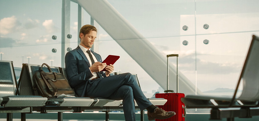 Poslovnež na letališču čaka letalo