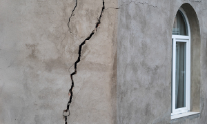 Potresi lahko v zidovih pustijo globoke razpoke, preden se hiše porušijo.