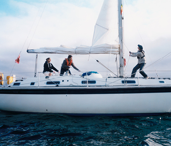 Ekipa na jadrnici sodeluje za varno plovbo