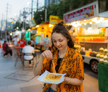 Na dopustu je treba iskati ravnovesje med doživljanjem lokalnih specialitet in preventivo pred prebavnimi težavami.