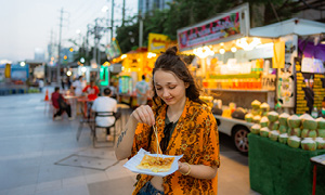 Na dopustu je treba iskati ravnovesje med doživljanjem lokalnih specialitet in preventivo pred prebavnimi težavami.