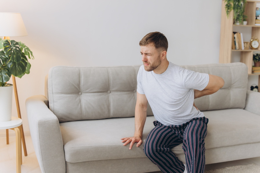 Mlad moški z bolečinami v zgornjem delu hrbta