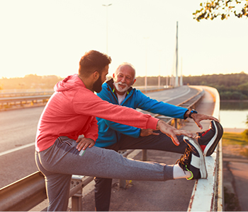 Moški srednjih let in starejši moški skupaj aktivno skrbita za zdrav življenjski slog.