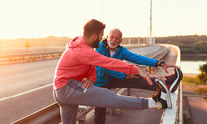 Moški srednjih let in starejši moški skupaj aktivno skrbita za zdrav življenjski slog.