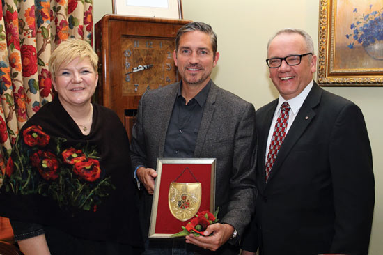 Jim Caviezel receives a framed shield depicting Our Lady of Czestochowa
