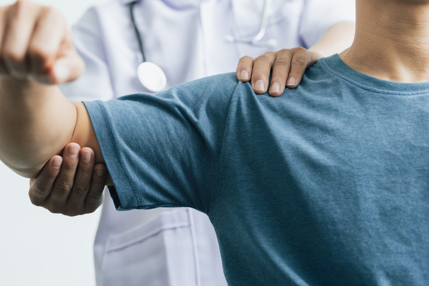 Doctor examines patient's shoulder pain for lung cancer