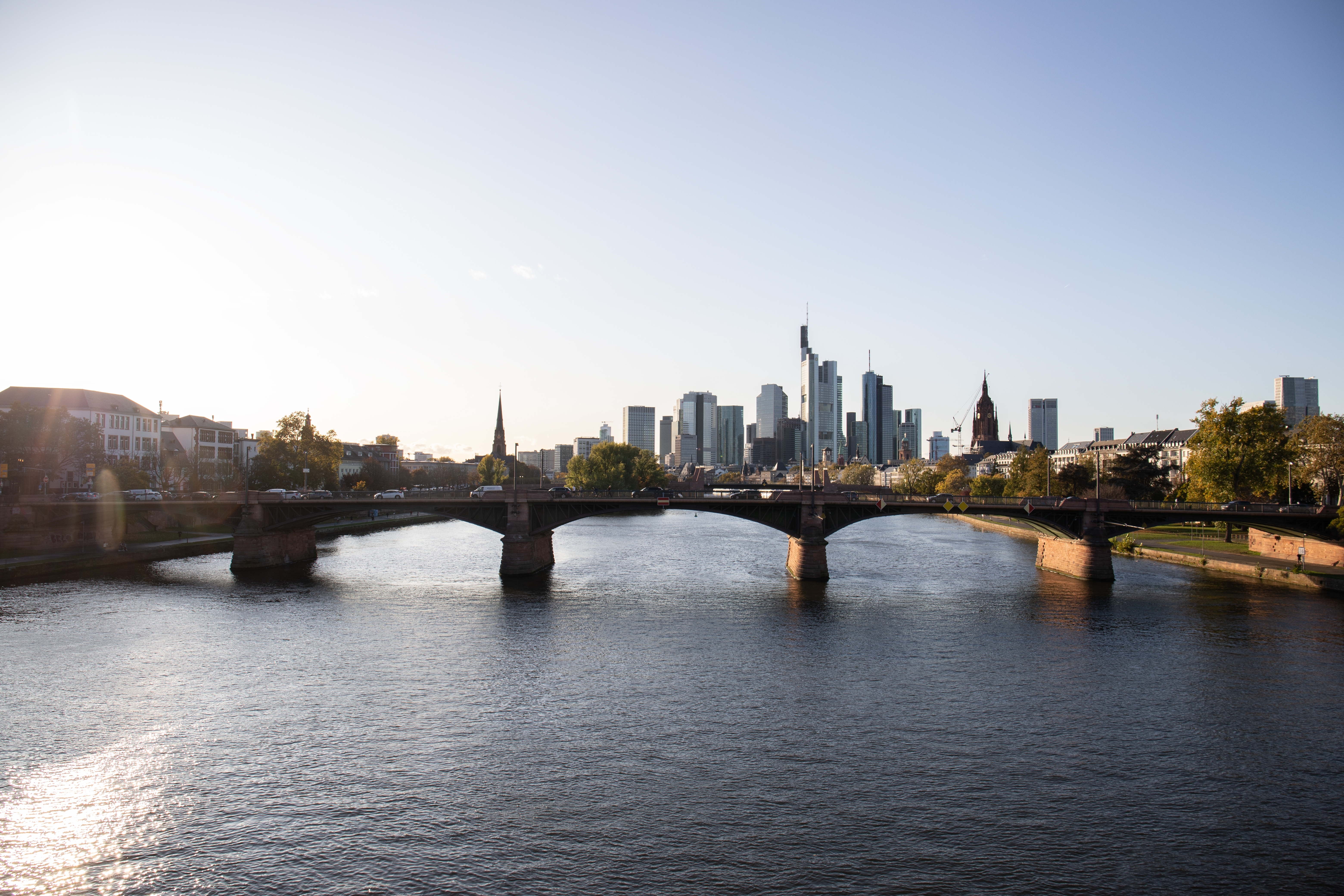 Frankfurter Skyline mit Main und Brücke