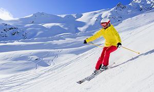 Smučar na beli strmini uživa v občutku hitrosti in svobode, a le s premišljenim ravnanjem se lahko izogne poškodbam