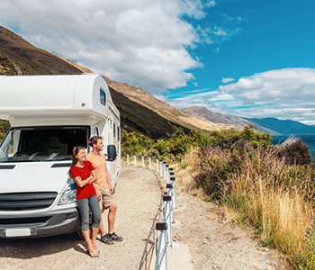 Mlad par se odloča, kam bi se z avtodomom odpravil v nadaljevanju potovanja.