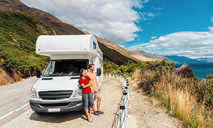 Mlad par se odloča, kam bi se z avtodomom odpravil v nadaljevanju potovanja.