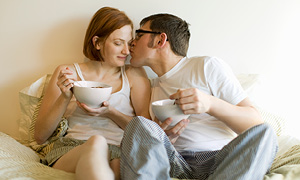 Mlad par uživa v skupnem jutru z zaščito, ki jo nudi zdravstveno zavarovanje.
